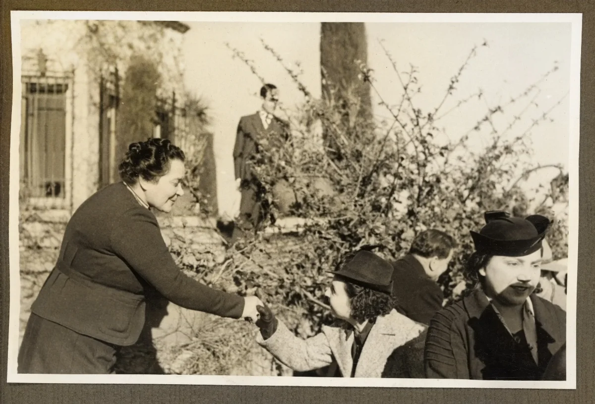 Presidente Pedro Aguirre Cerda saludando a delegación en jardín de Viña del Mar — Viña del Mar — 1940 | Chile de Ayer