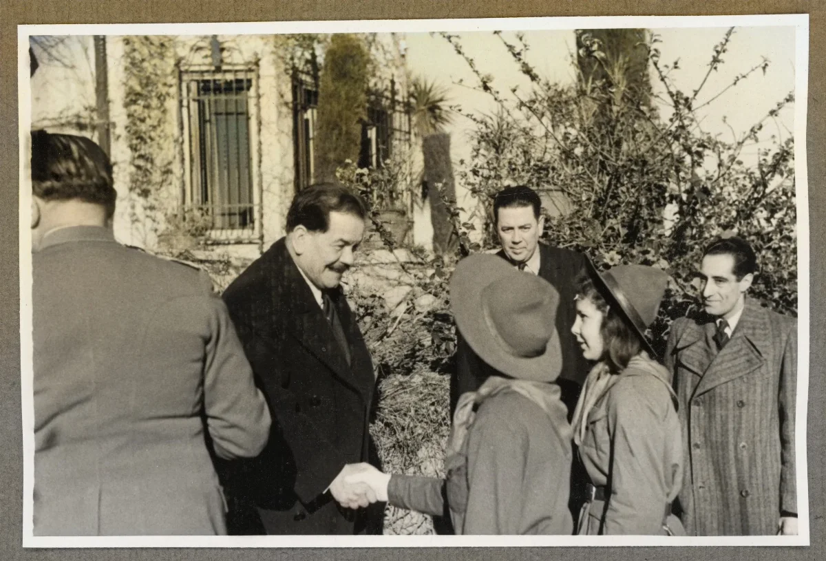 Pedro Aguirre Cerda saludando a delegación oficial en acto público — Viña del Mar — 1940 | Chile de Ayer