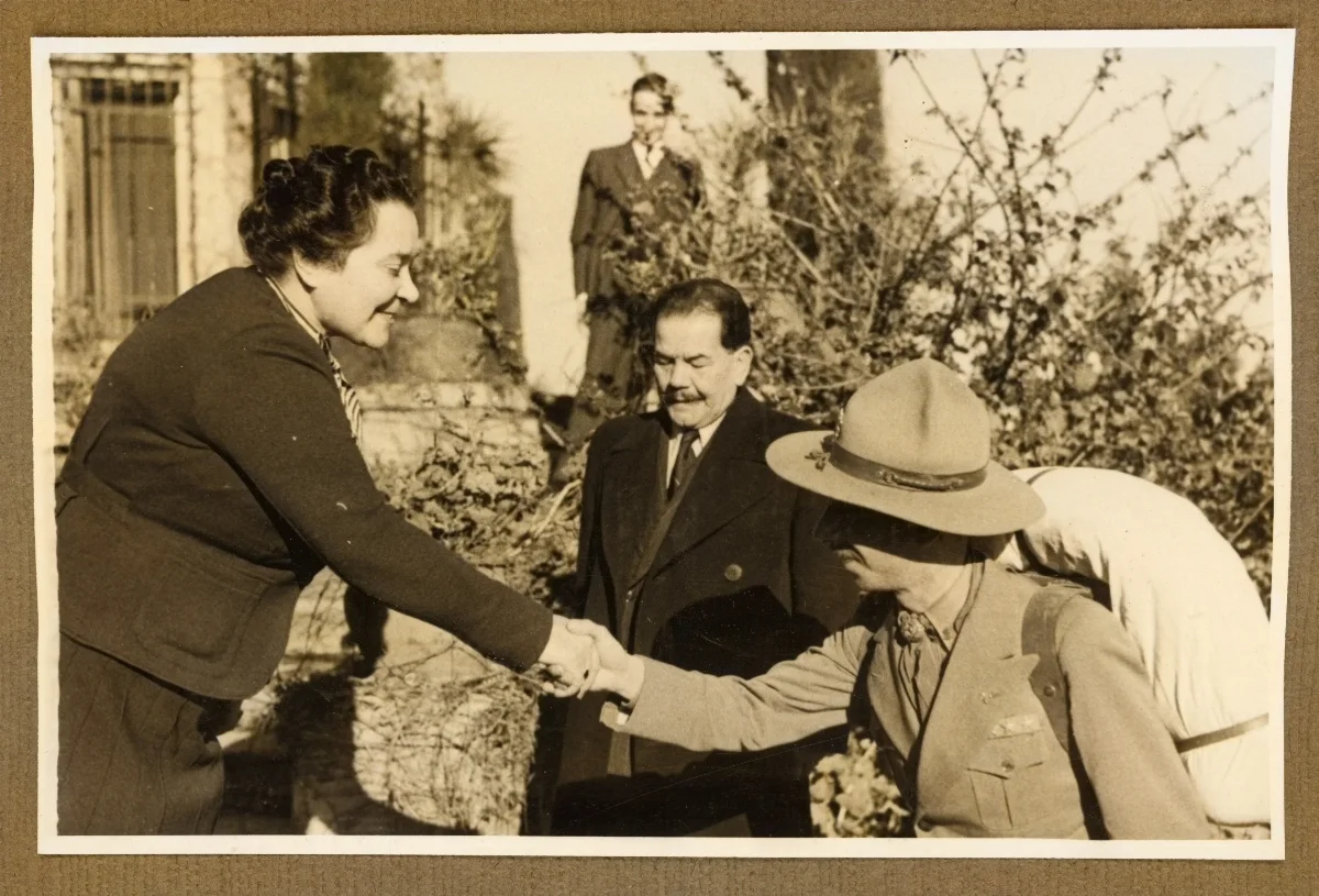 Presidente Pedro Aguirre Cerda saludando a delegación de scouts — Viña del Mar — 1940 | Chile de Ayer