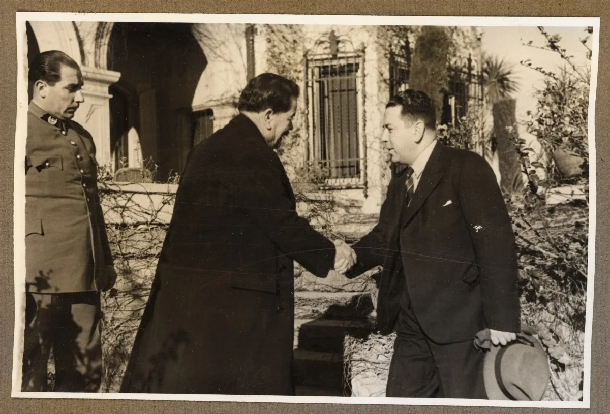 Presidente Pedro Aguirre Cerda en acto protocolario con autoridades en Viña del Mar — Viña del Mar — 1940 | Chile de Ayer