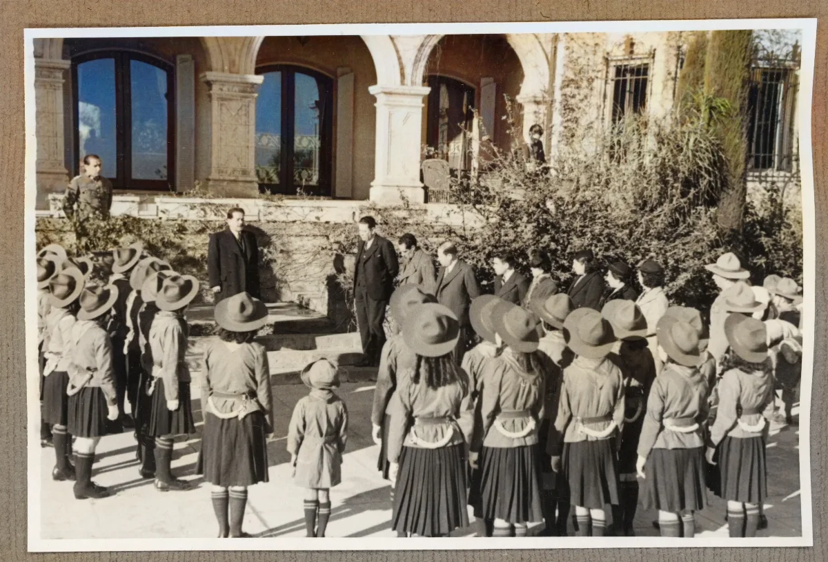 Acto cívico oficial con escolares ante edificio público en Viña del Mar — Viña del Mar — 1940 | Chile de Ayer