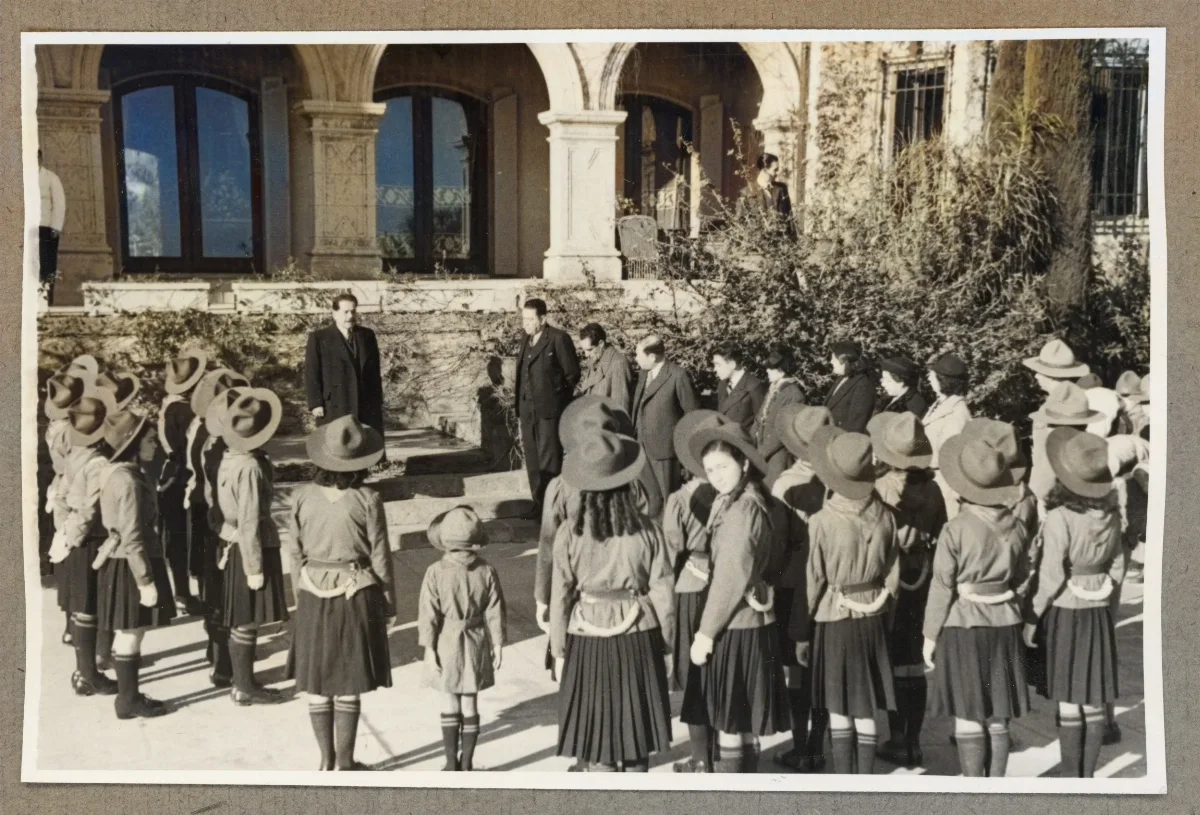 Acto cívico con estudiantes ante autoridades en patio de mansión neoclásica — Viña del Mar — 1940 | Chile de Ayer