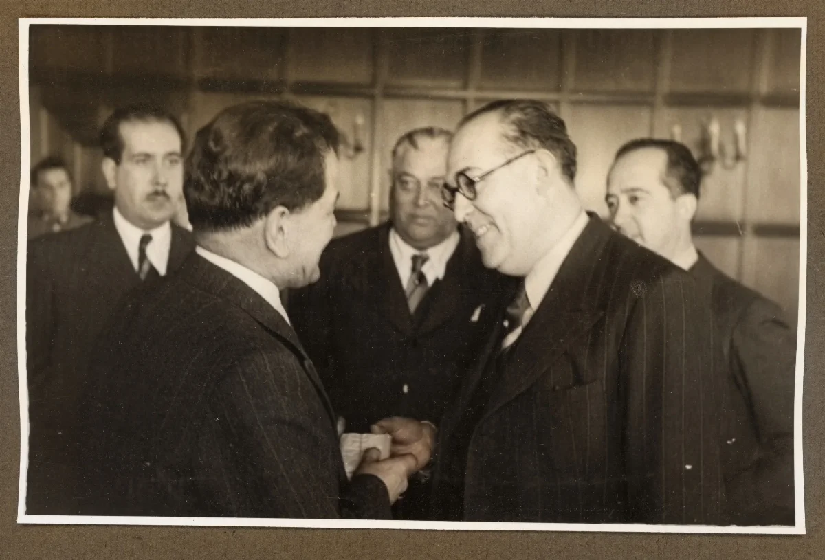 Presidente Aguirre Cerda en apretón de manos protocolar con autoridades — Viña del Mar — 1940 | Chile de Ayer