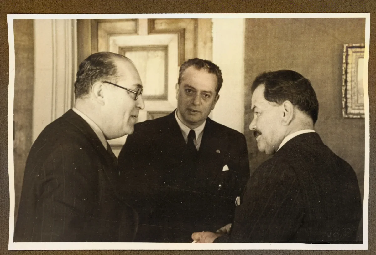 Encuentro de autoridades en sala oficial — Viña del Mar — 1940 | Chile de Ayer