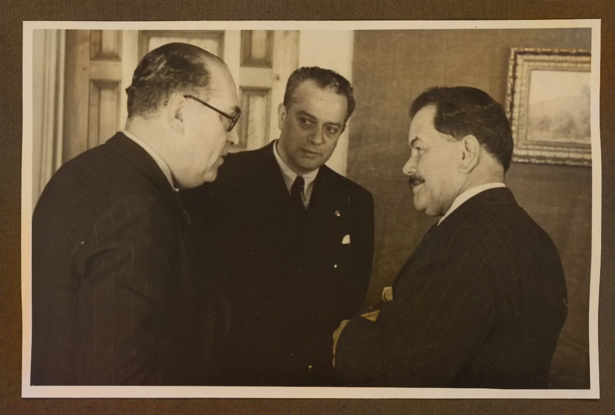Reunión oficial de tres autoridades en despacho, 1940 — Viña del Mar — 1940 | Chile de Ayer