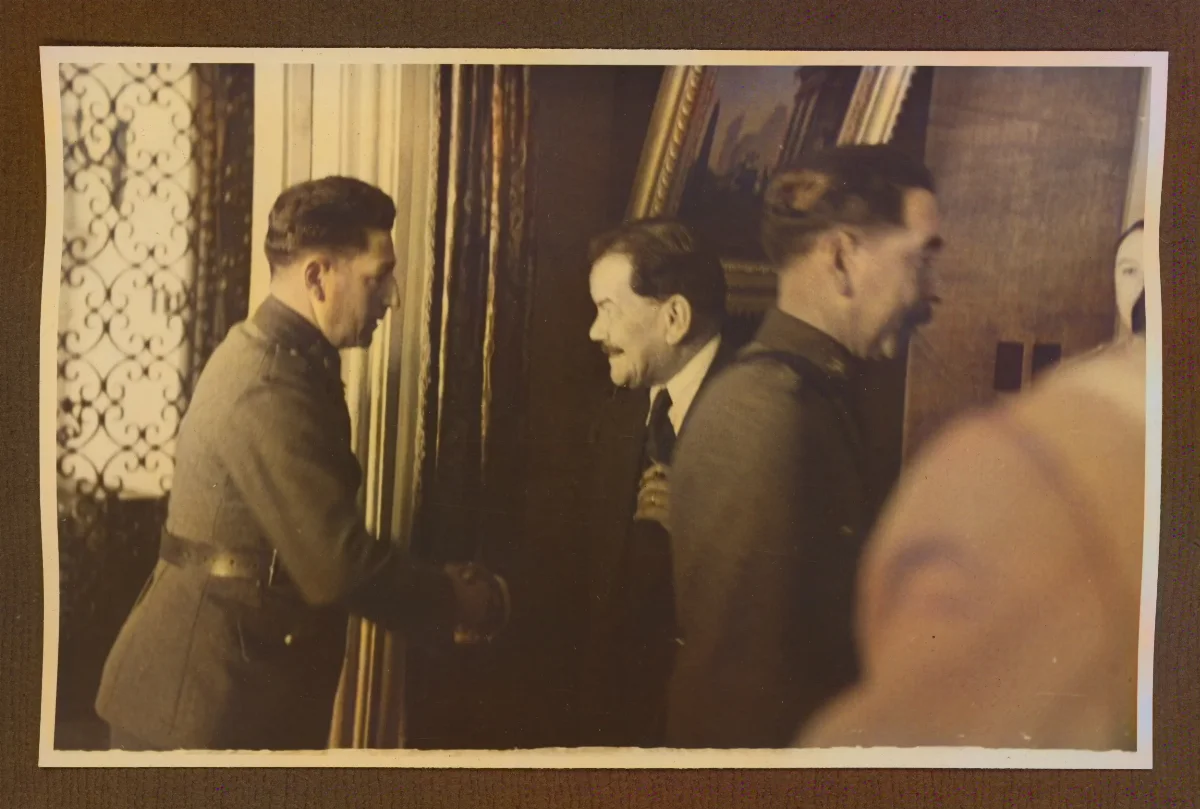 Presidente Aguirre Cerda en acto protocolar de saludos con autoridades — Viña del Mar — 1940 | Chile de Ayer