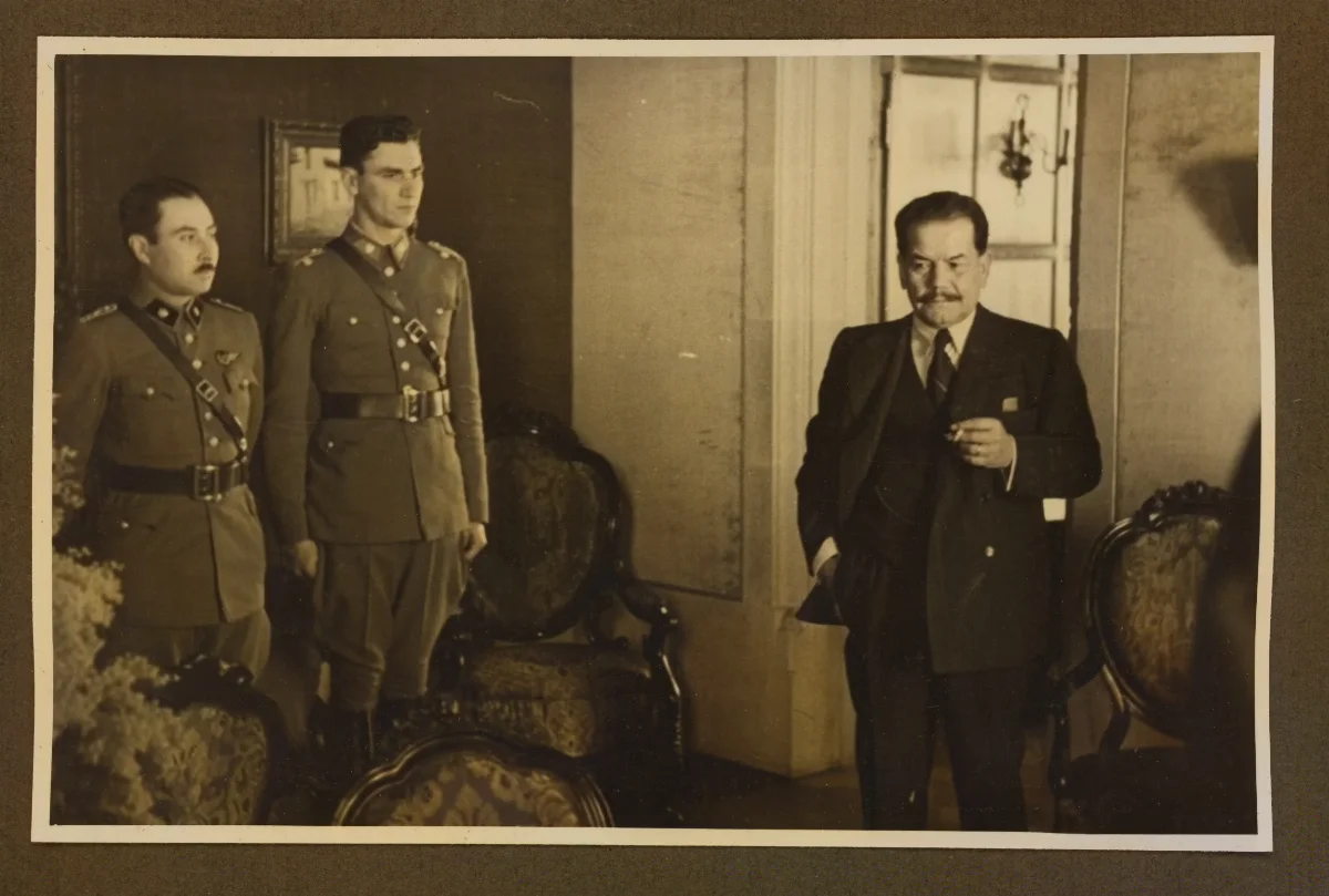 Presidente Pedro Aguirre Cerda en reunión oficial con autoridades militares — Viña del Mar — 1940 | Chile de Ayer