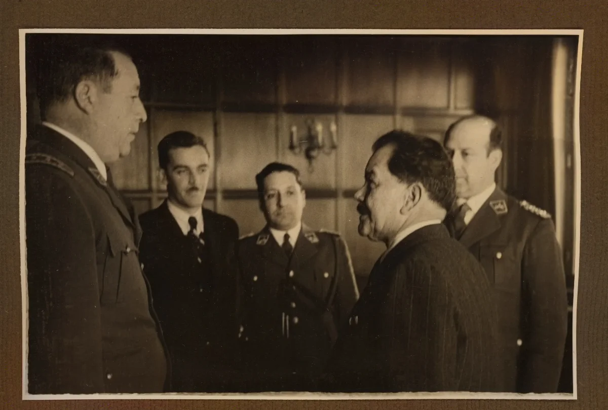 Presidente Aguirre Cerda en reunión oficial con autoridades militares — Viña del Mar — 1940 | Chile de Ayer