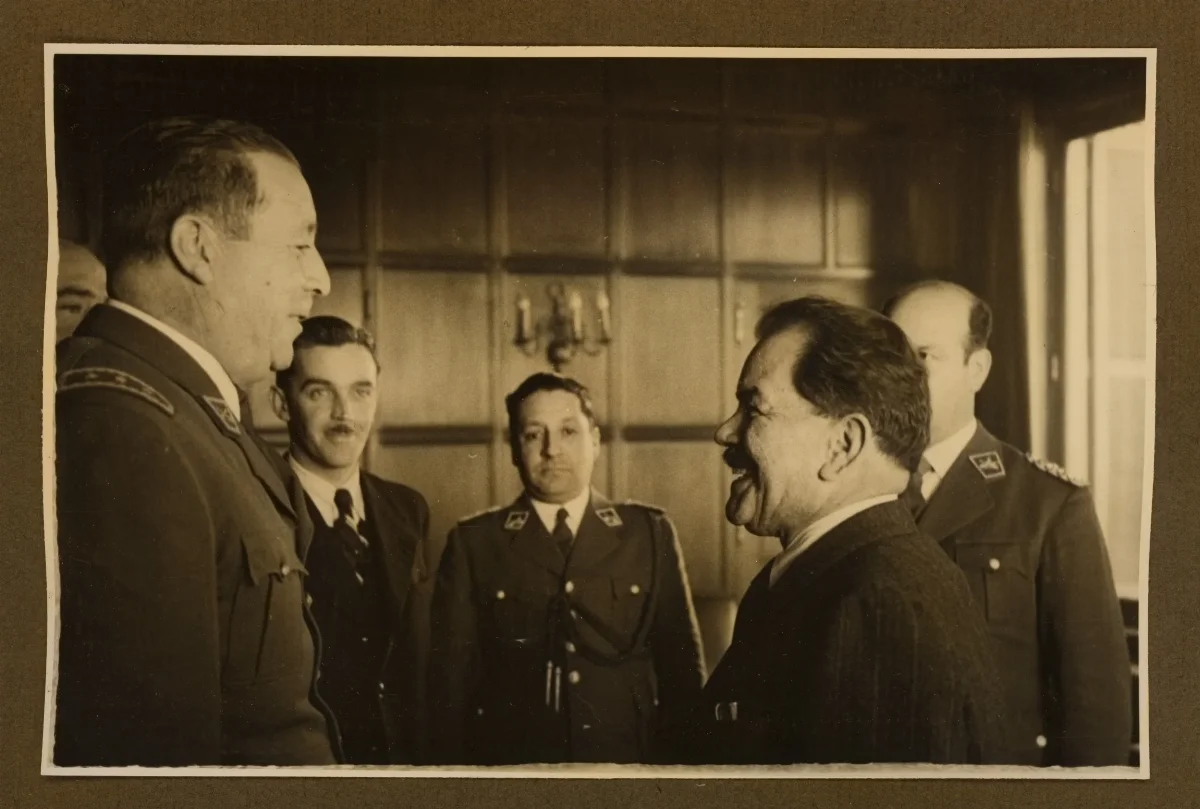 Presidente Aguirre Cerda en reunión con autoridades militares — Viña del Mar — 1940 | Chile de Ayer