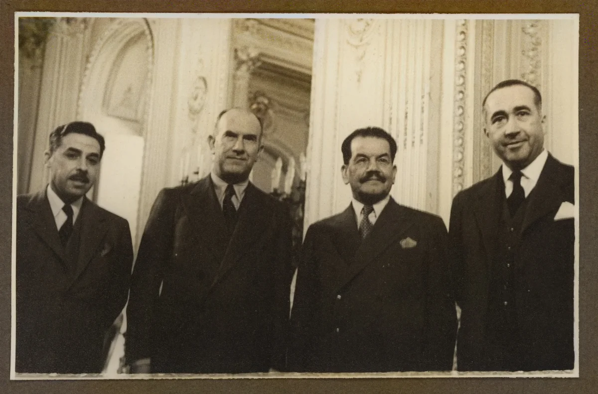 Acto oficial con autoridades en salón presidencial, 1940 — Viña del Mar — 1940 | Chile de Ayer