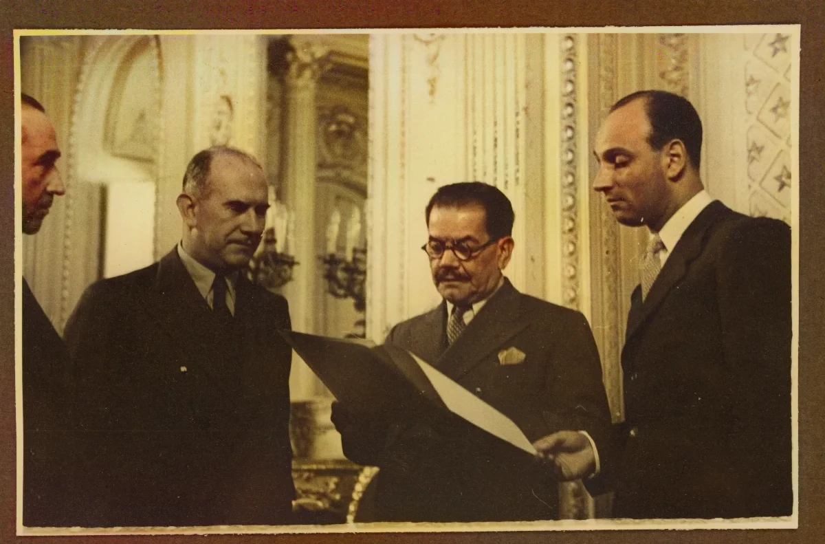 Encuentro protocolar con autoridades en salón presidencial — Viña del Mar — 1940 | Chile de Ayer