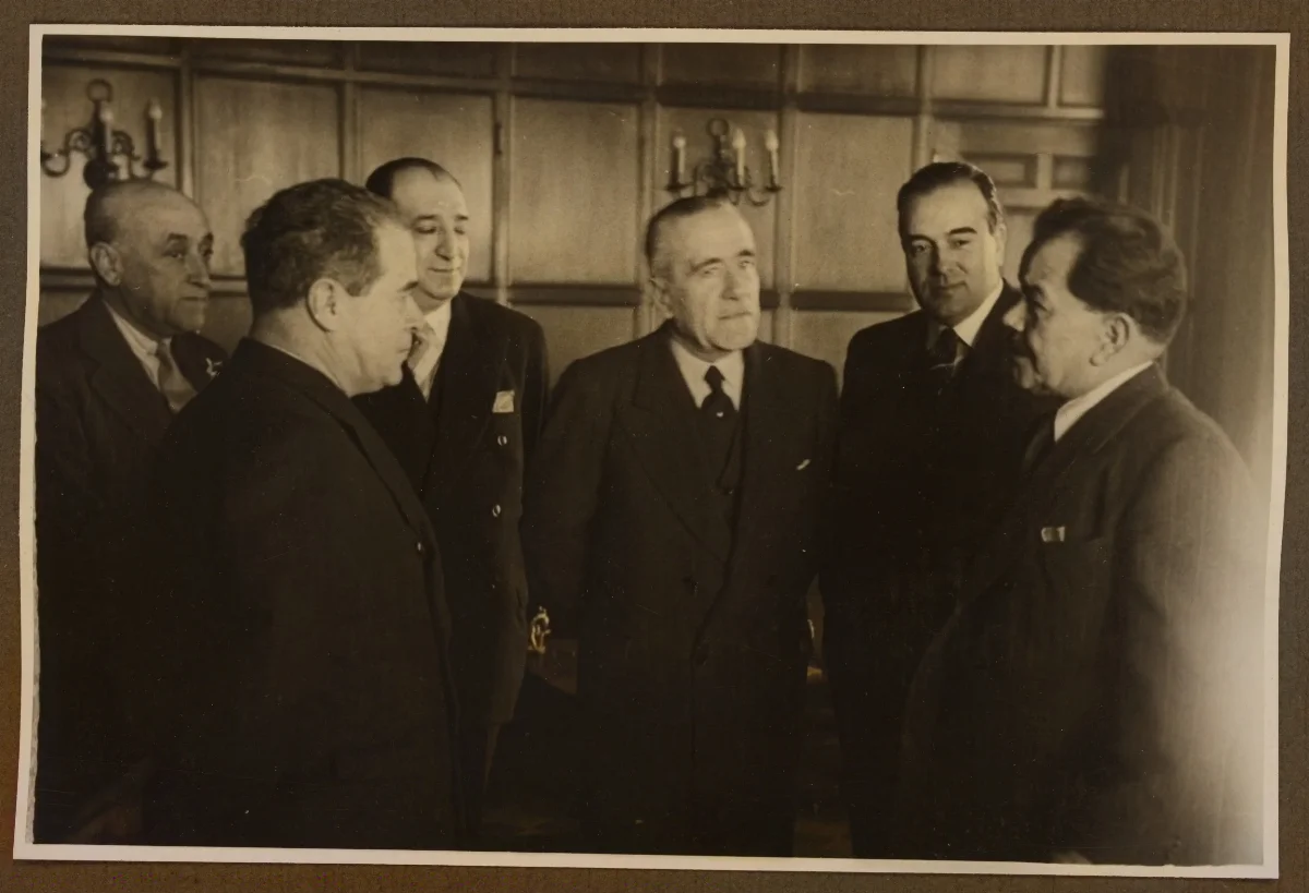 Presidente Pedro Aguirre Cerda en reunión oficial con delegación diplomática — Viña del Mar — 1940 | Chile de Ayer