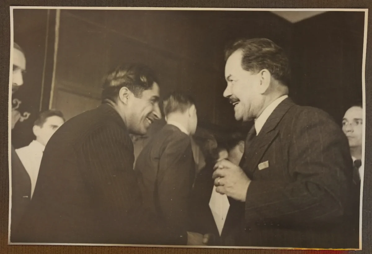 Pedro Aguirre Cerda conversa con dignatario en acto oficial — Viña del Mar — 1940 | Chile de Ayer