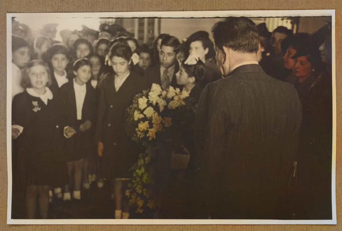 Acto oficial con delegación femenina y flores de ceremonia — Viña del Mar — 1940 | Chile de Ayer