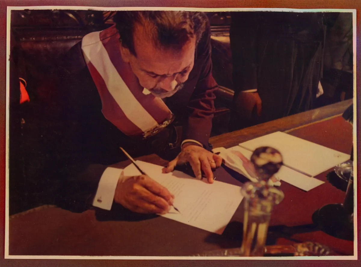 Pedro Aguirre Cerda firmando durante la ceremonia de toma de posesión — Santiago — 1938 | Chile de Ayer