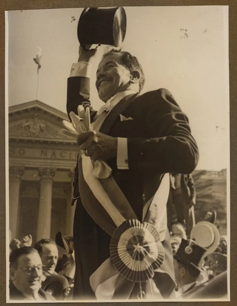 Presidente Pedro Aguirre Cerda saludando a los ciudadanos que vinieron a celebrar el cambio de mando — Santiago — 1938 | Chile de Ayer
