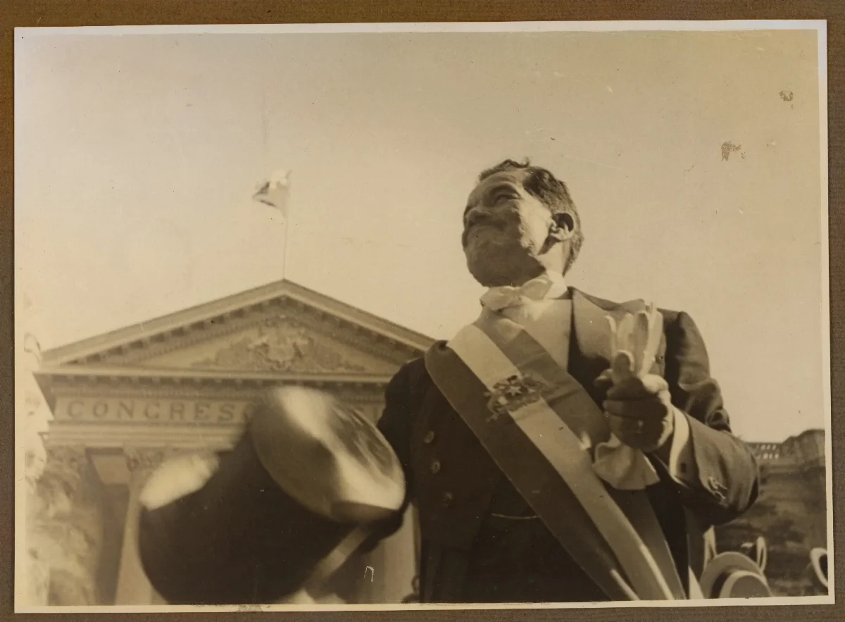 Presidente Pedro Aguirre Cerda saludando a los ciudadanos que vinieron a celebrar el cambio de mando — Santiago — 1938 | Chile de Ayer