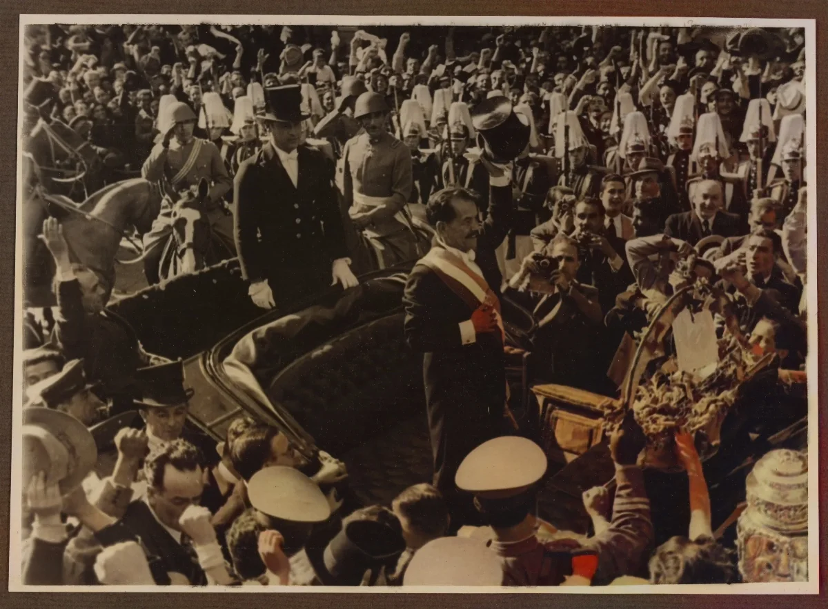 Presidente Pedro Aguirre Cerda saludando en acto oficial con banda marcial — Santiago — 1938 | Chile de Ayer