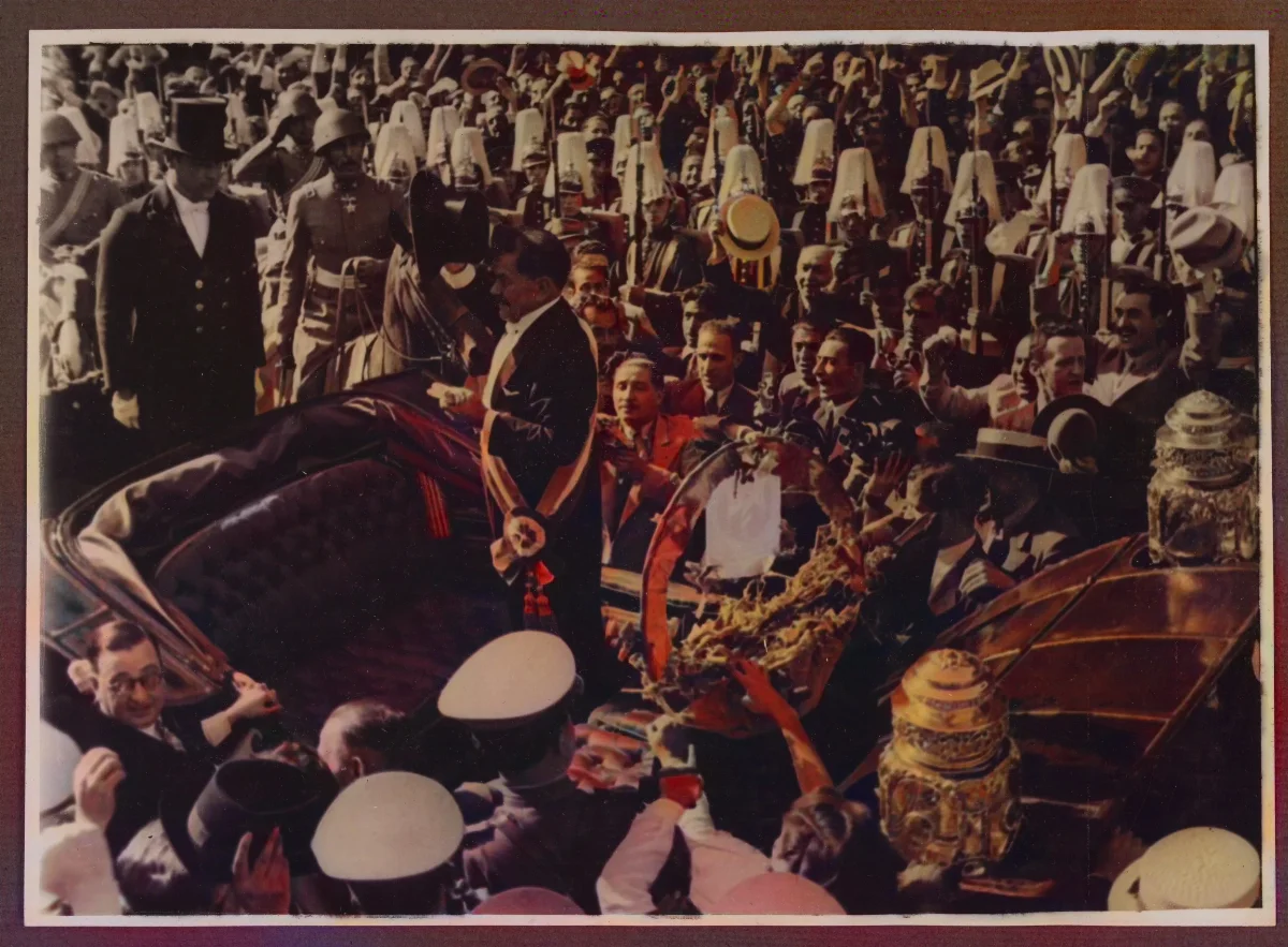 Presidente Pedro Aguirre Cerda saludando a los ciudadanos en celebración del cambio de mando — Santiago — 1938 | Chile de Ayer