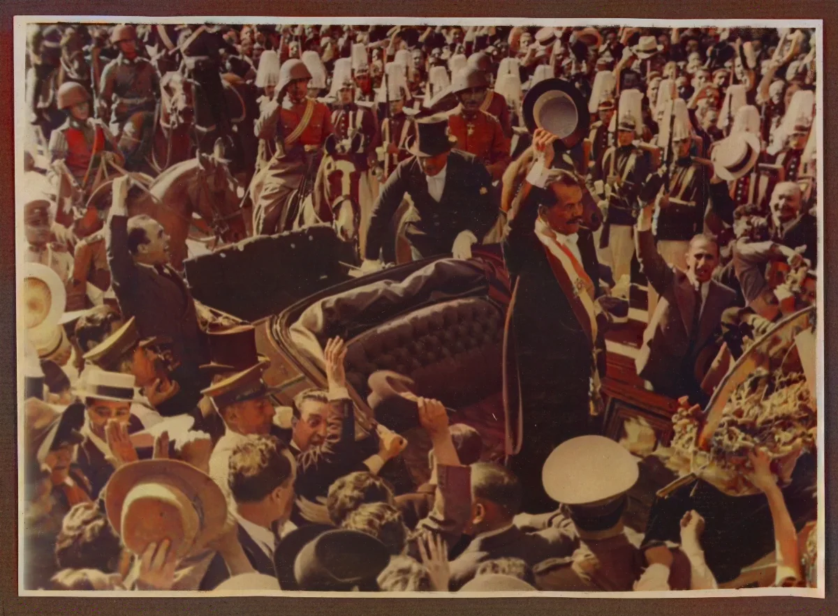 Presidente Pedro Aguirre Cerda saludando a los ciudadanos que vinieron a celebrar el cambio de mando — Santiago — 1938 | Chile de Ayer