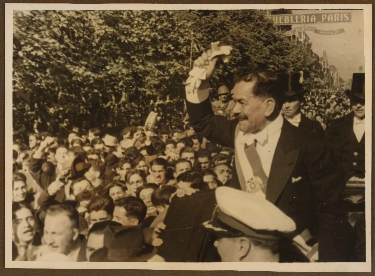 Presidente Pedro Aguirre Cerda saludando a los ciudadanos en acto de celebración del cambio de mando — Santiago — 1938 | Chile de Ayer