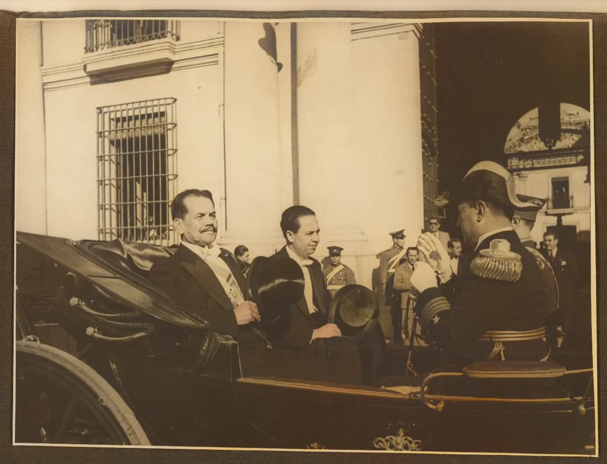 Presidente Pedro Aguirre Cerda en automóvil durante acto de cambio de mando — Santiago — 1938 | Chile de Ayer