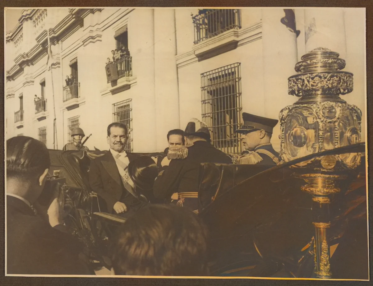 El presidente llegando a la casa de gobierno luego de su toma de mando — Santiago — 1938 | Chile de Ayer
