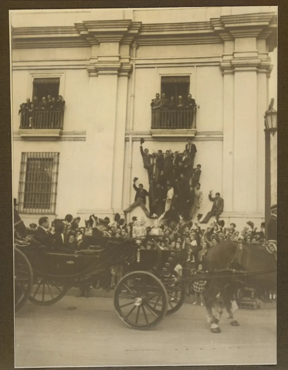 El pueblo de Chile celebrando la asunción del Presidente Pedro Aguirre Cerda — Santiago — 1938 | Chile de Ayer