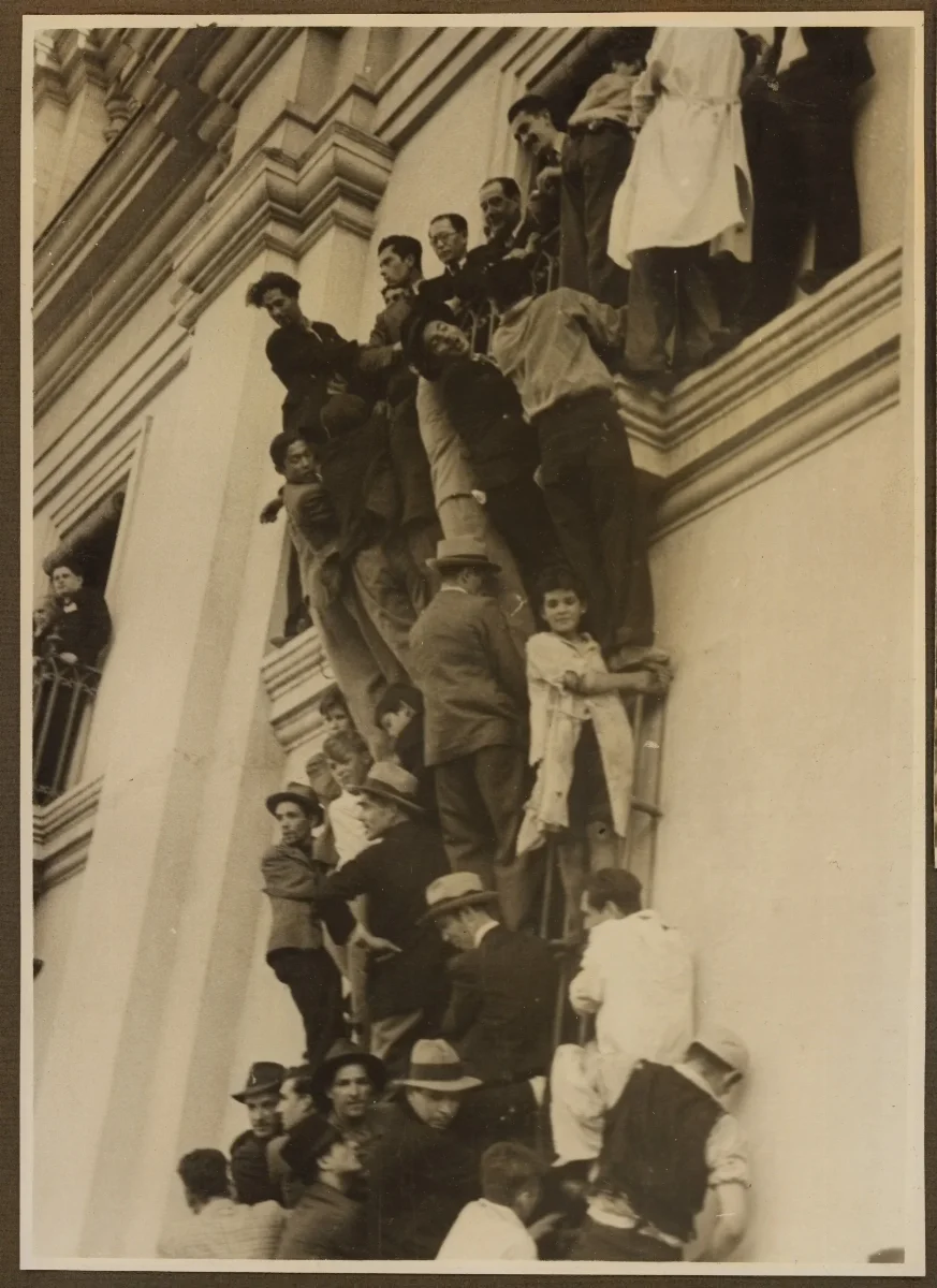 El pueblo de Chile celebrando la asunción al mando del presidente Pedro Aguirre Cerda — Santiago — 1938 | Chile de Ayer