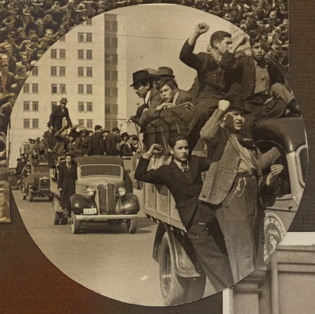 El pueblo de Chile celebrando la asunción al mando del presidente Pedro Aguirre Cerda — Santiago — 1938 | Chile de Ayer