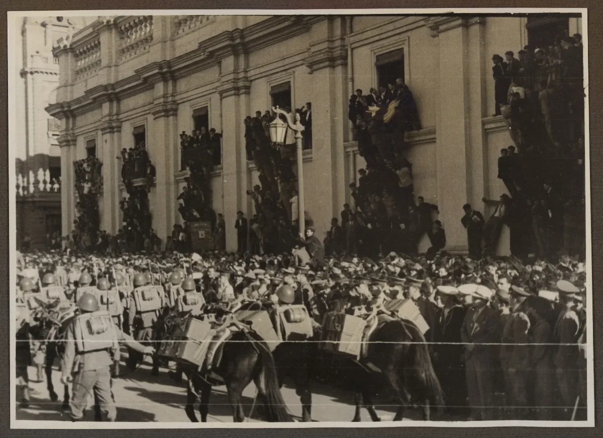 El pueblo de Chile celebrando la ascensión al mando del presidente Pedro Aguirre Cerda — Santiago — 1938 | Chile de Ayer