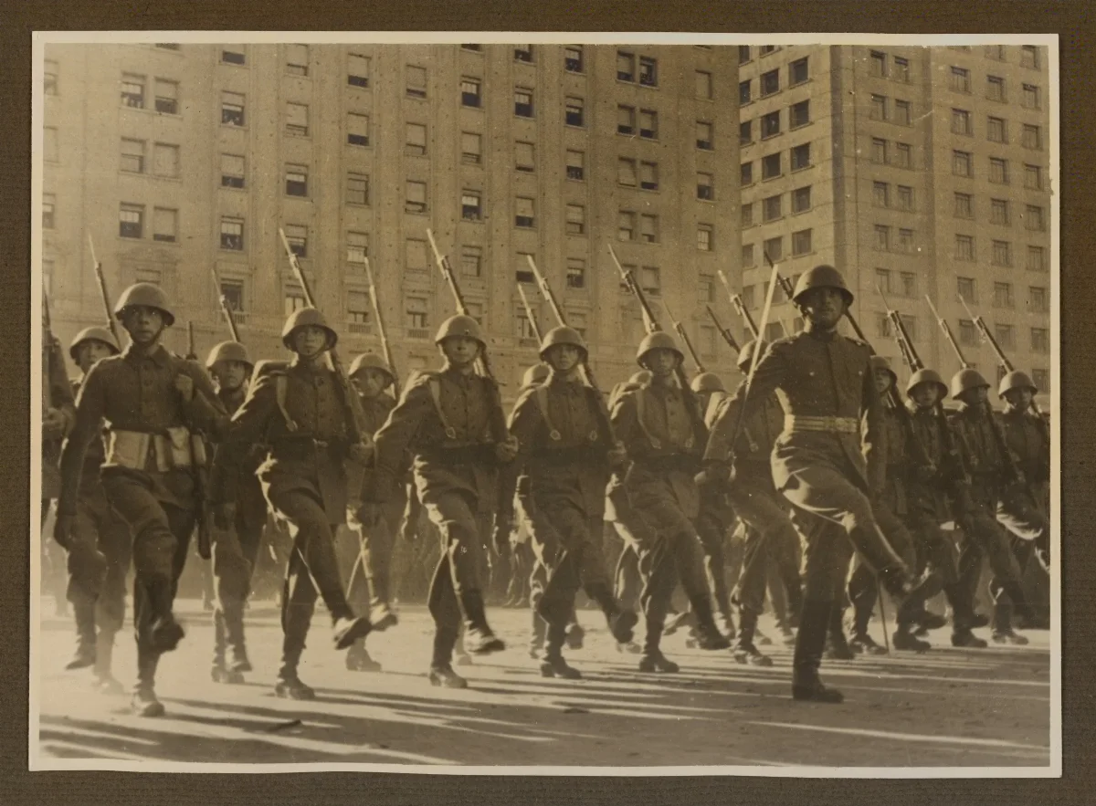 Desfile militar durante la asunción presidencial de Pedro Aguirre Cerda, 1938 — Santiago — 1938 | Chile de Ayer
