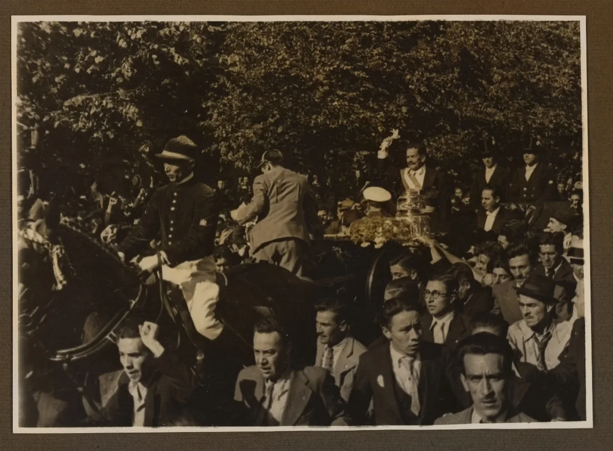 Pedro Aguirre Cerda saludando al pueblo el día que asumió la presidencia — Santiago — 1938 | Chile de Ayer