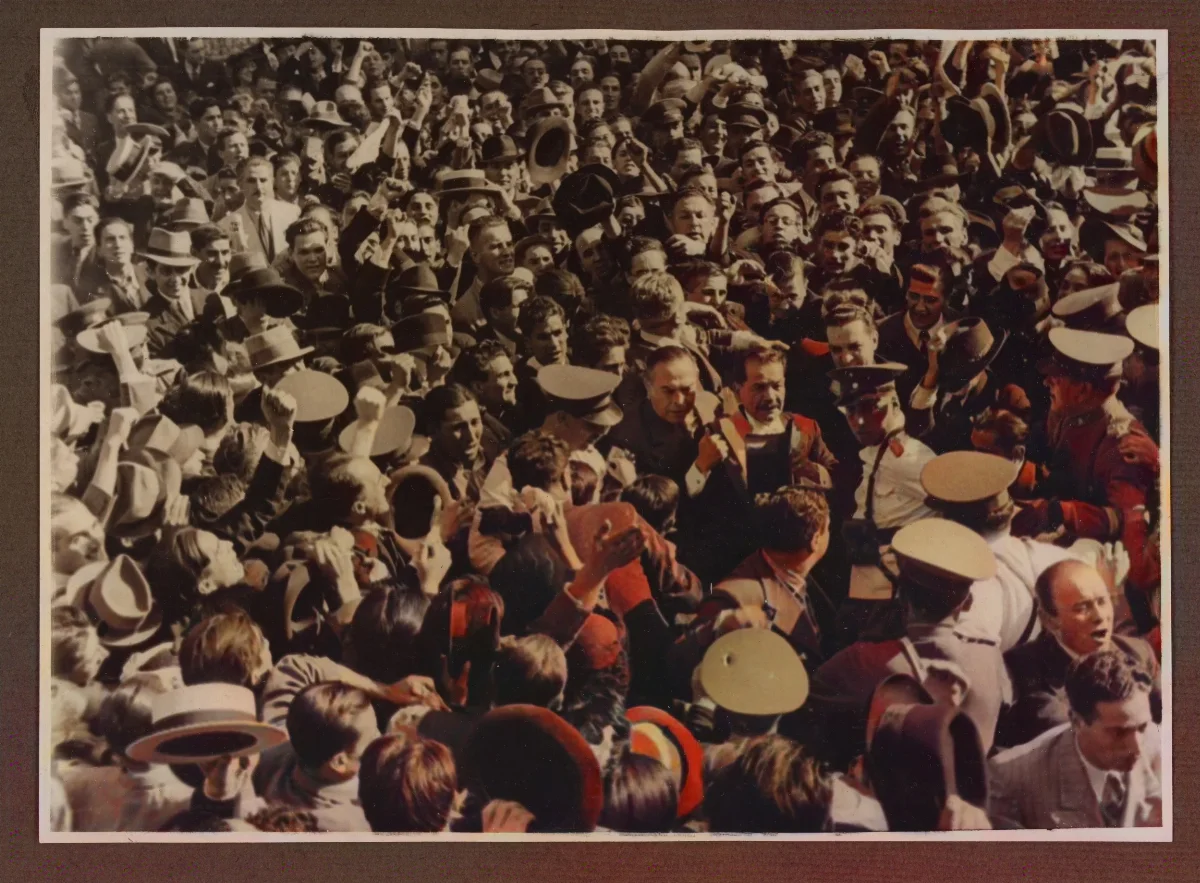 Pedro Aguirre Cerda saludando al pueblo el día que asumió la presidencia — Santiago — 1938 | Chile de Ayer
