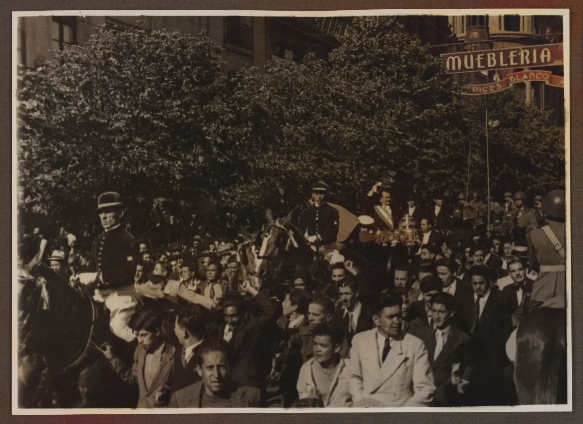 Pedro Aguirre Cerda saludando al pueblo el día que asumió la presidencia — Santiago — 1938 | Chile de Ayer