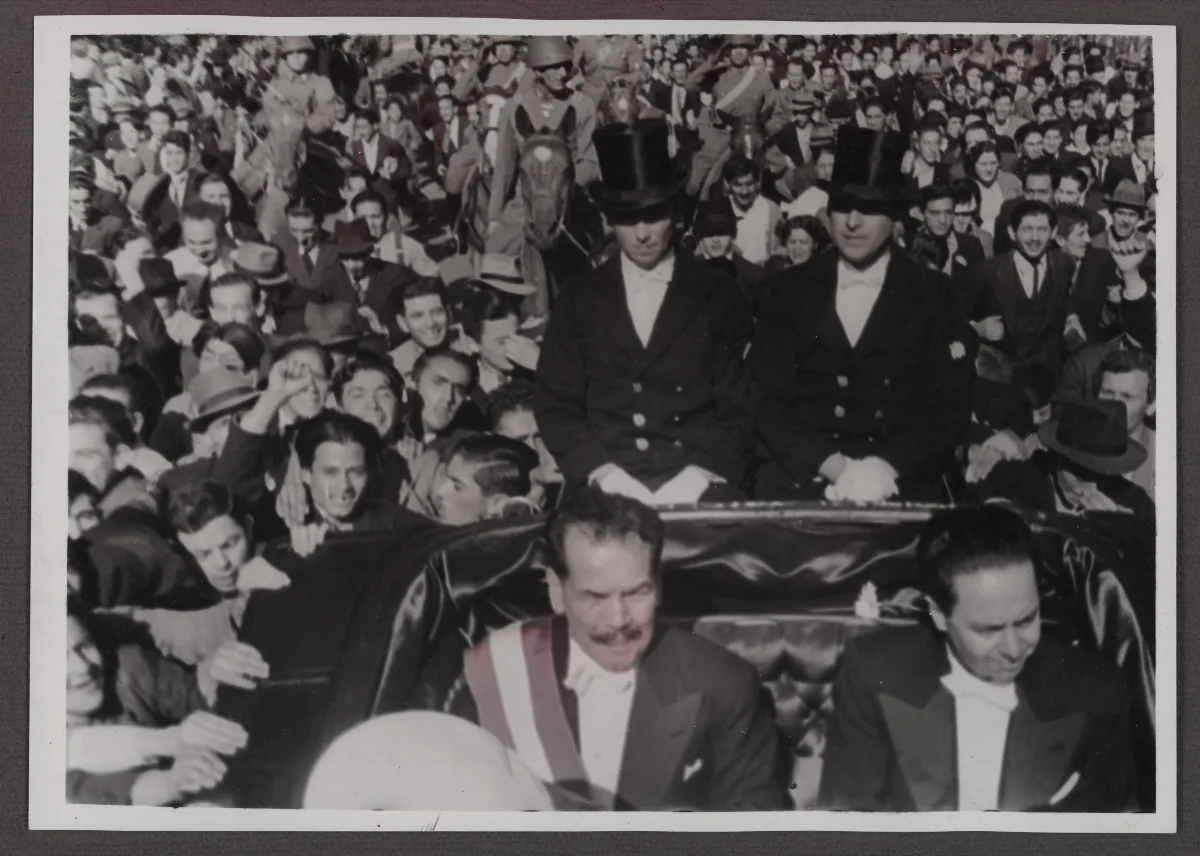 Pedro Aguirre Cerda saludando al pueblo el día que asumió la presidencia — Santiago — 1938 | Chile de Ayer