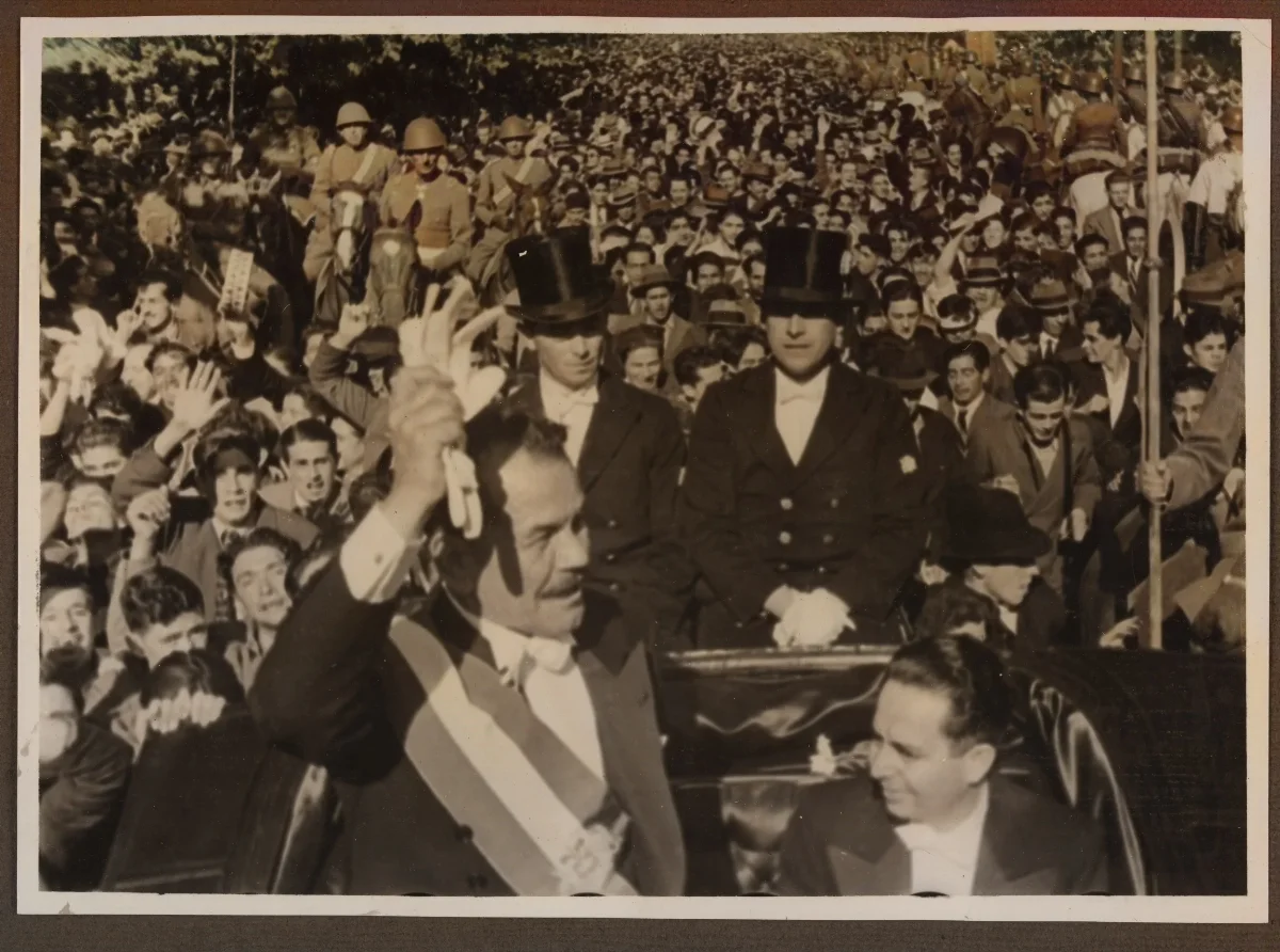 Pedro Aguirre Cerda saludando al pueblo el día que asumió la presidencia — Santiago — 1938 | Chile de Ayer