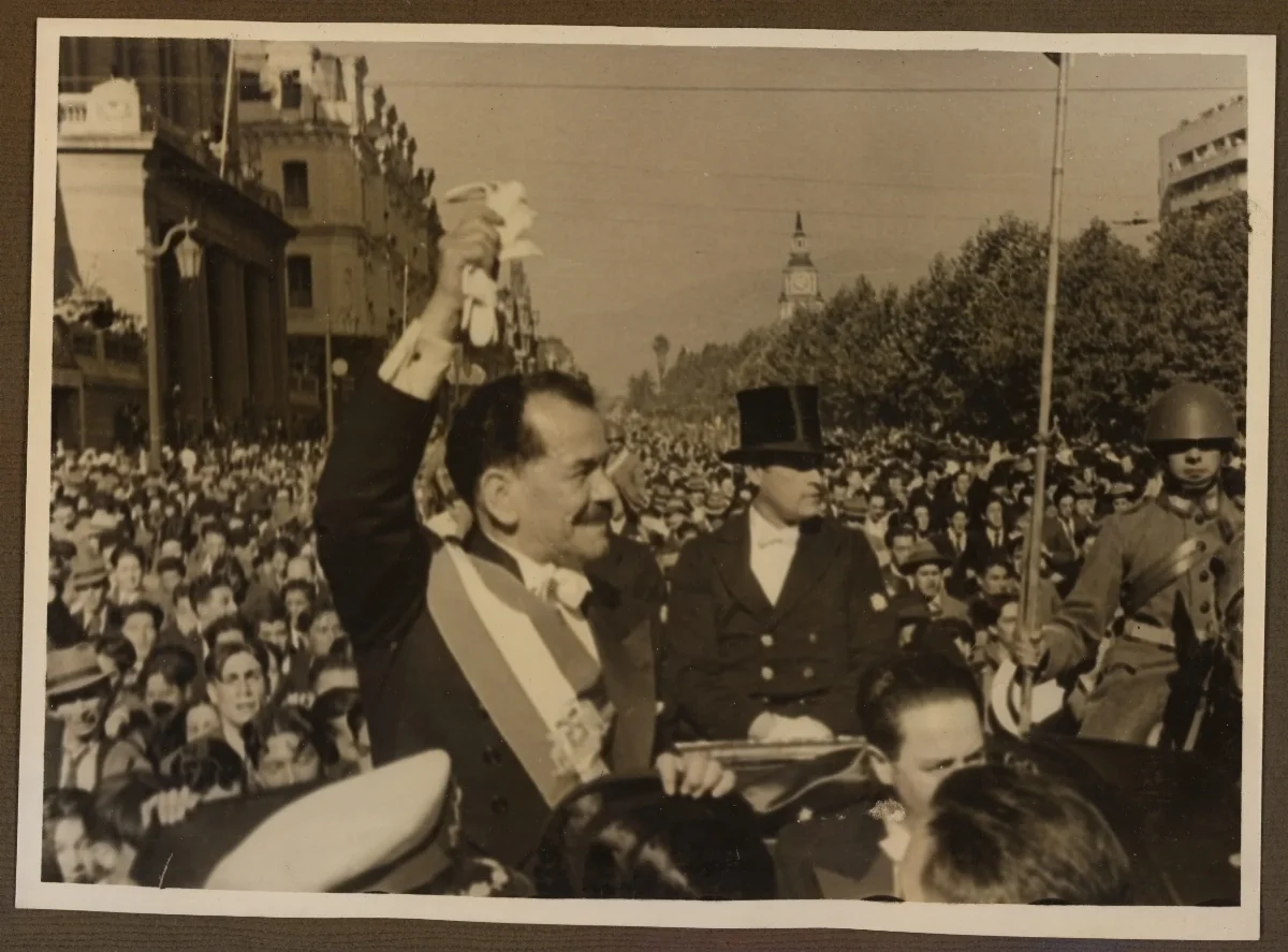 Pedro Aguirre Cerda saludando al pueblo el día que asumió la presidencia — Santiago — 1938 | Chile de Ayer