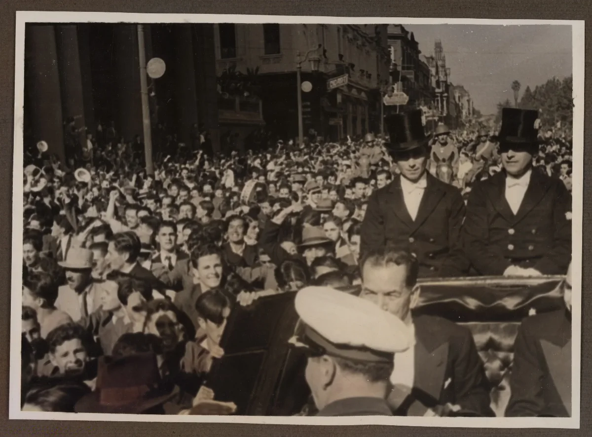 Pedro Aguirre Cerda saludando al pueblo el día que asumió la presidencia — Santiago — 1938 | Chile de Ayer