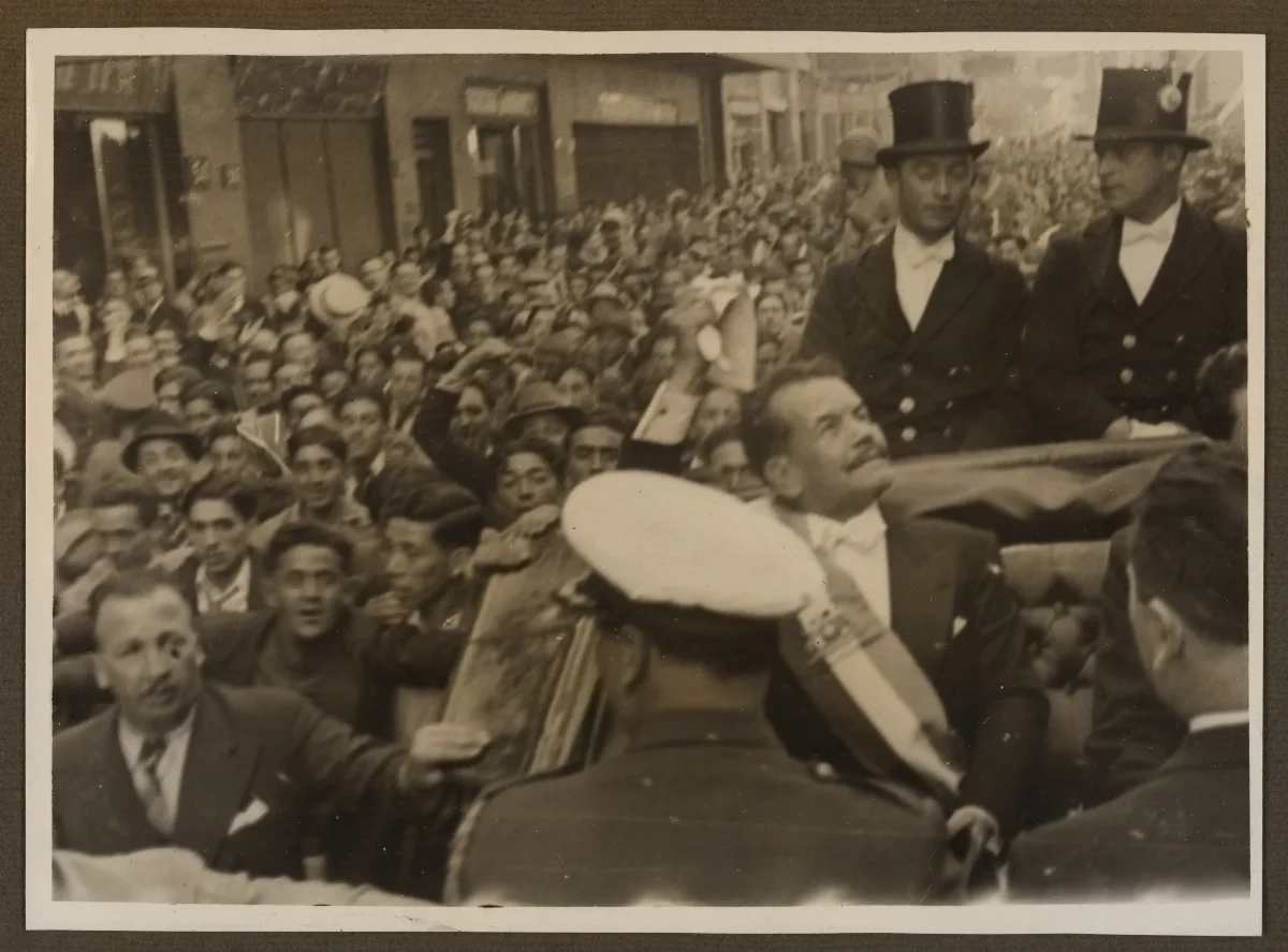 Pedro Aguirre Cerda saludando al pueblo el día que asumió la presidencia — Santiago — 1938 | Chile de Ayer