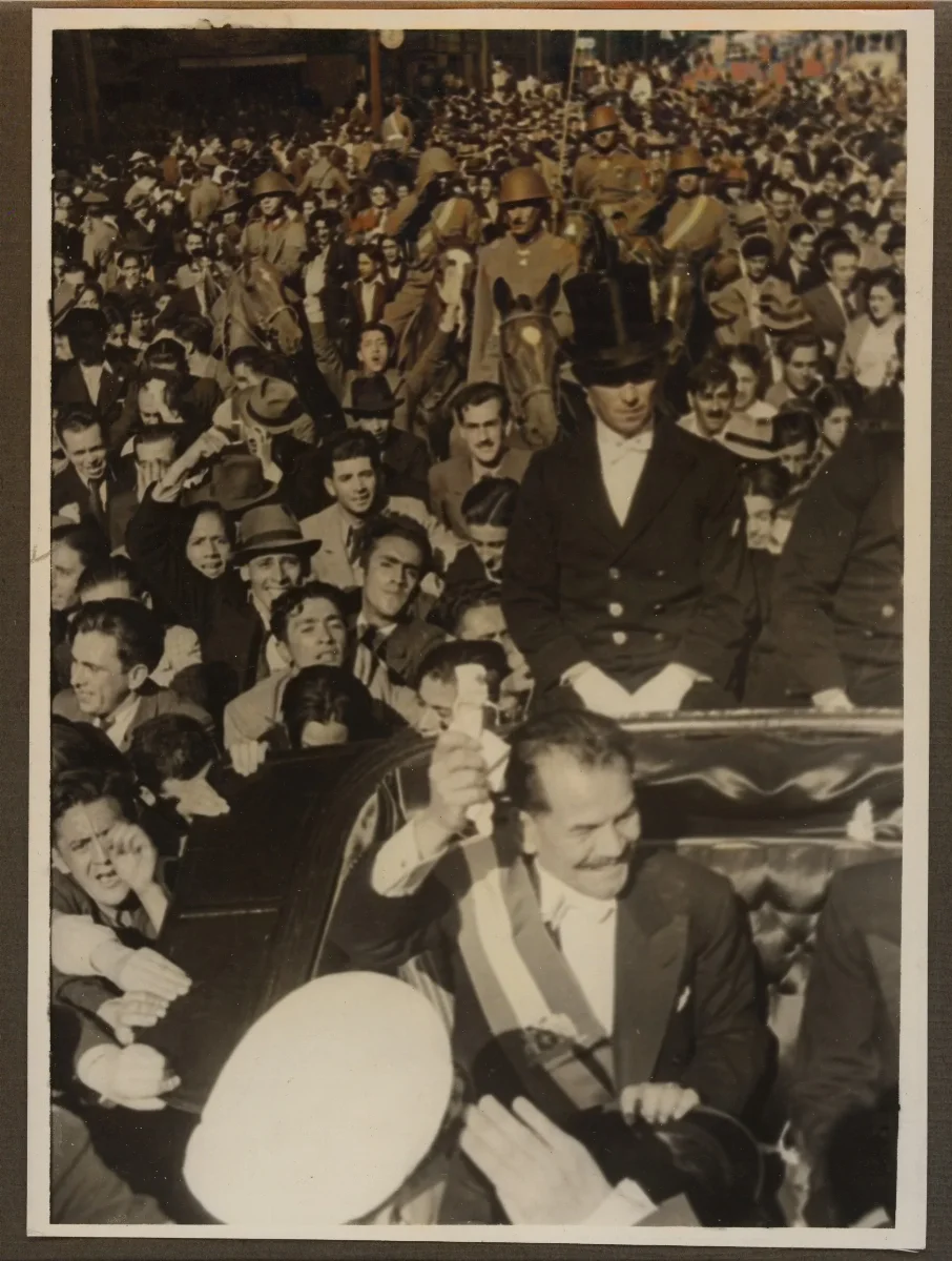 Pedro Aguirre Cerda saludando al pueblo el día que asumió la presidencia — Santiago — 1938 | Chile de Ayer