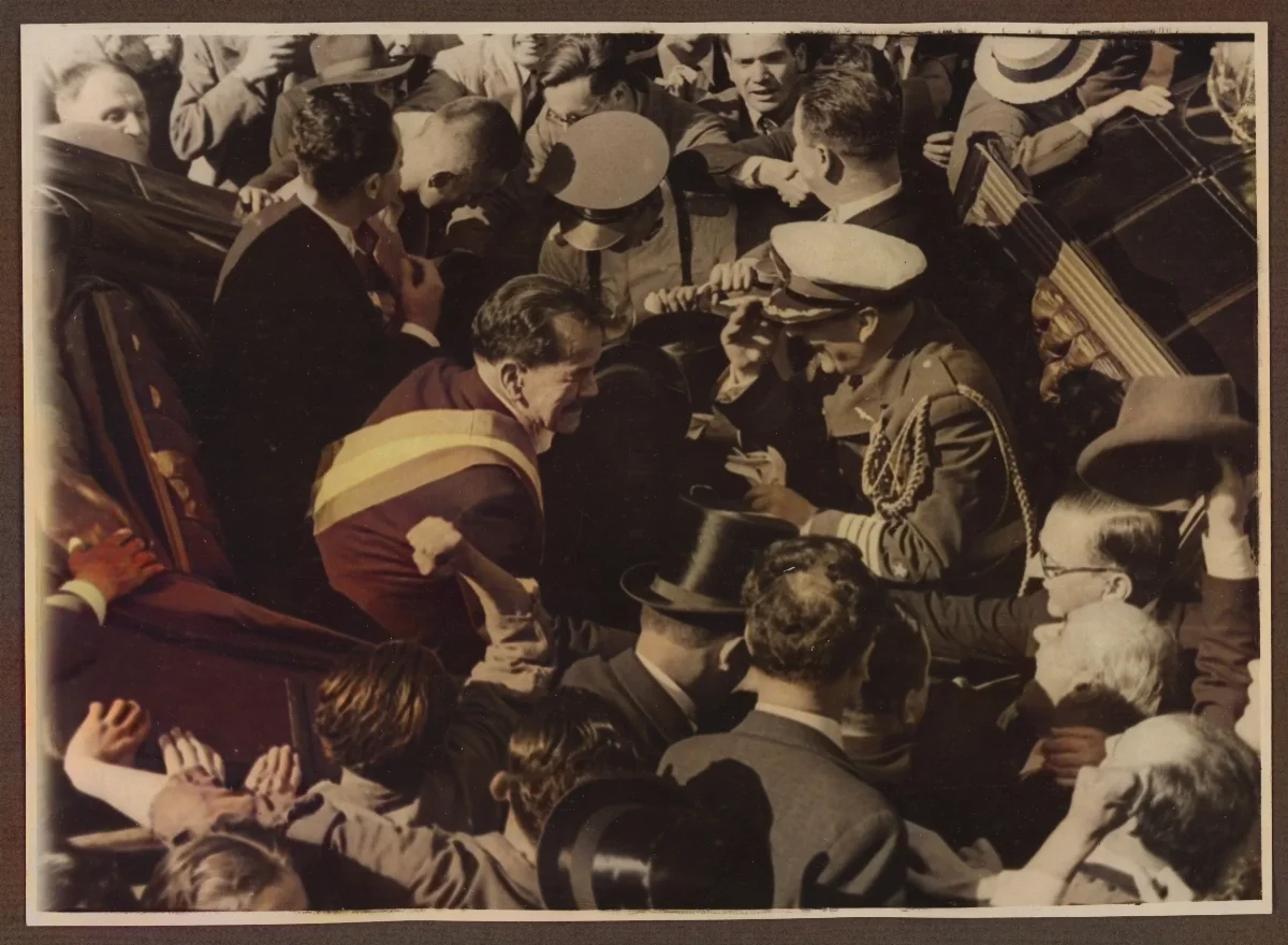 Pedro Aguirre Cerda saludando al pueblo el día que asumió la presidencia — Santiago — 1938 | Chile de Ayer