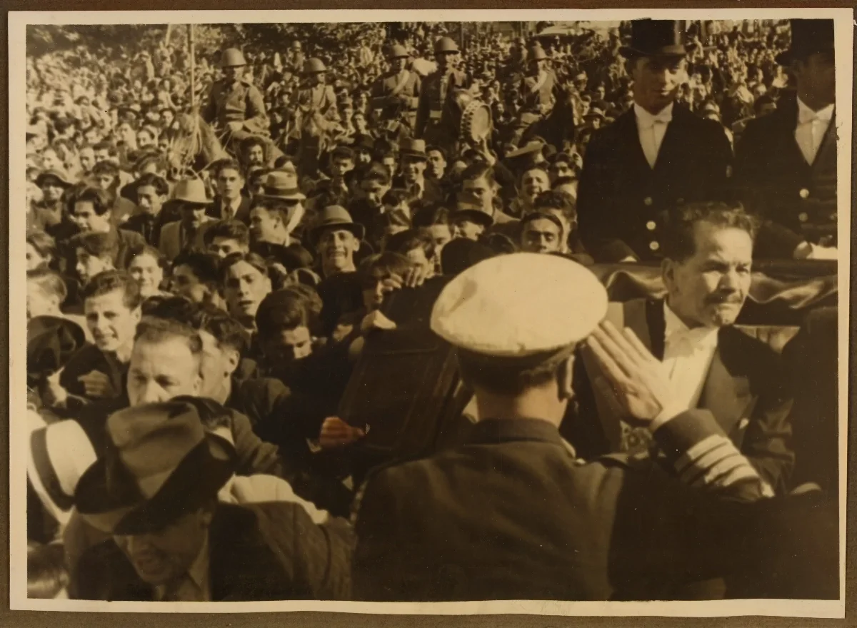 Saludo presidencial de Pedro Aguirre Cerda durante su asunción de mando — Santiago — 1938 | Chile de Ayer