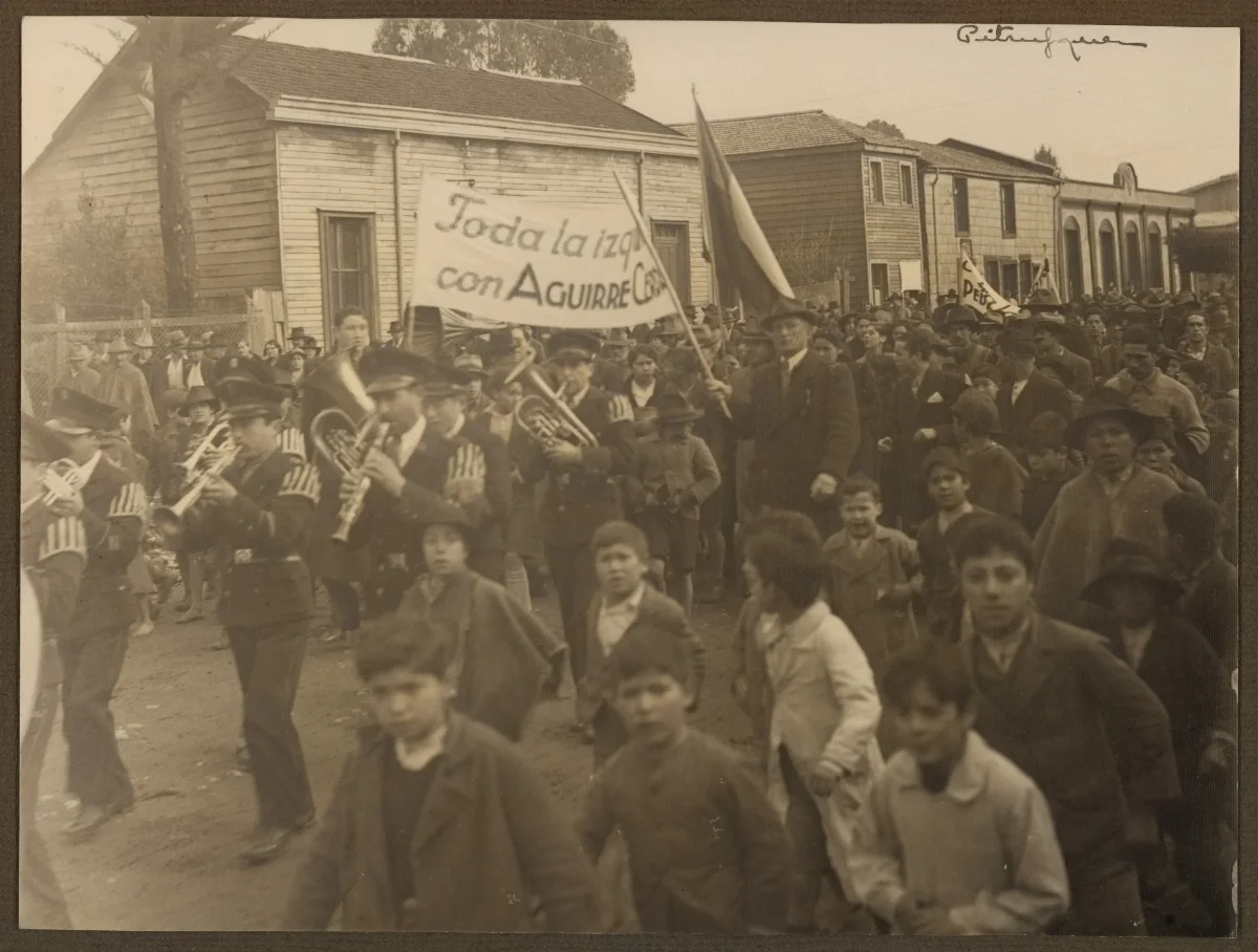 Manifestación de apoyo presidencial con banda de música en Pitrufquén — Pitrufquén — 1939 | Chile de Ayer