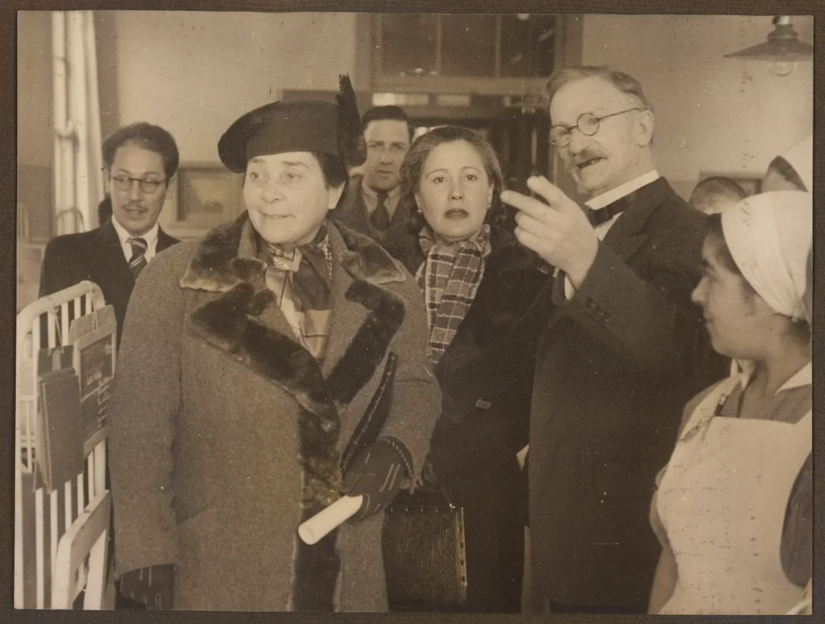 Visita de Juanita Aguirre a un hospital — Pitrufquén — 1939 | Chile de Ayer