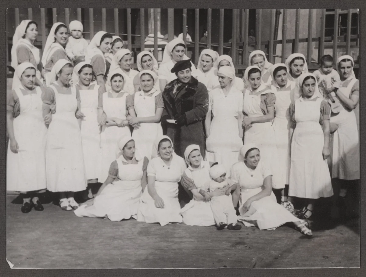 Visita de Juanita Aguirre a un hospital — Pitrufquén — 1939 | Chile de Ayer