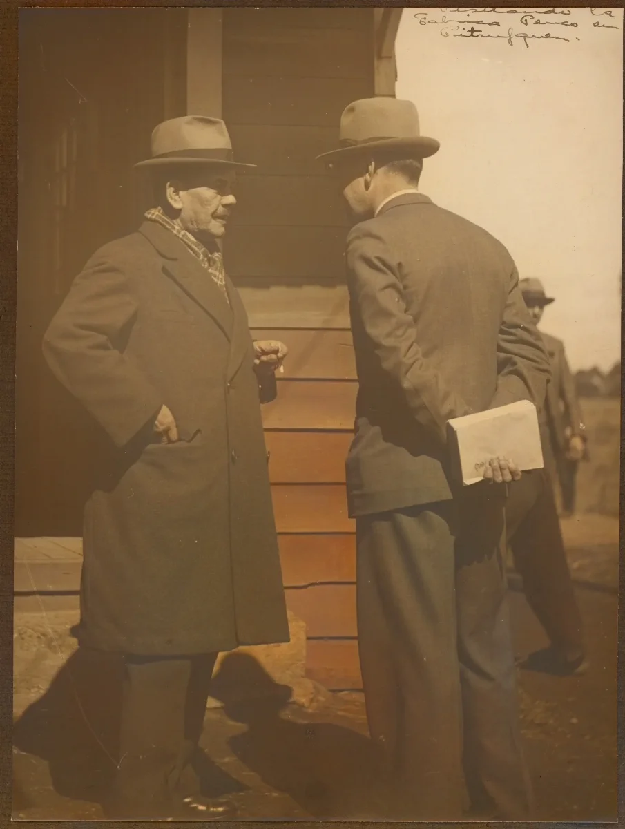 Presidente Aguirre Cerda en conversación con autoridades de Pitrufquén — Pitrufquén — 1939 | Chile de Ayer