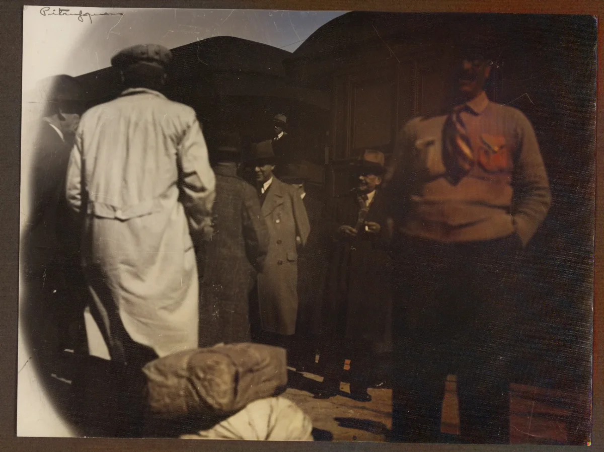 Presidente Aguirre Cerda recibido por autoridades en acto oficial — Pitrufquén — 1939 | Chile de Ayer