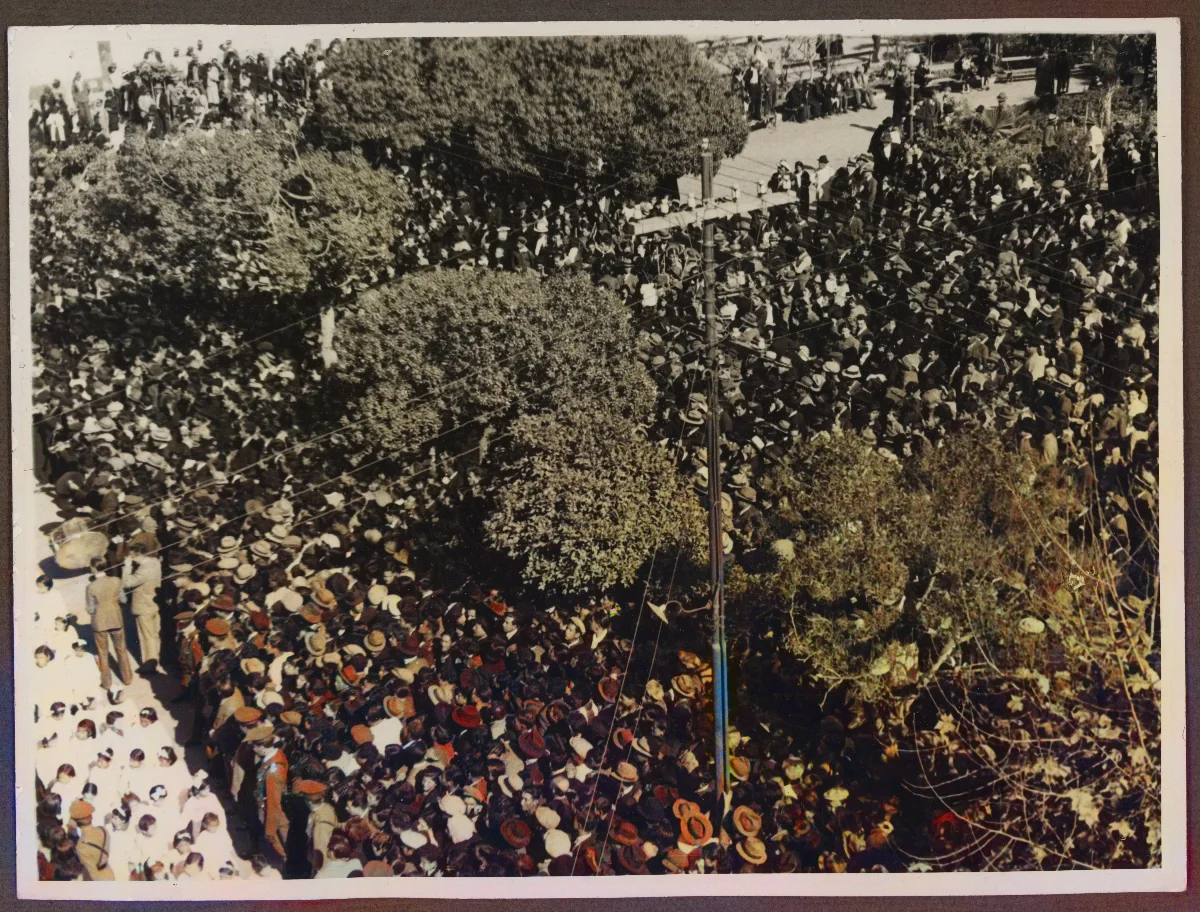 Acto cívico masivo con gran concentración de público — aprox. 1939 | Chile de Ayer
