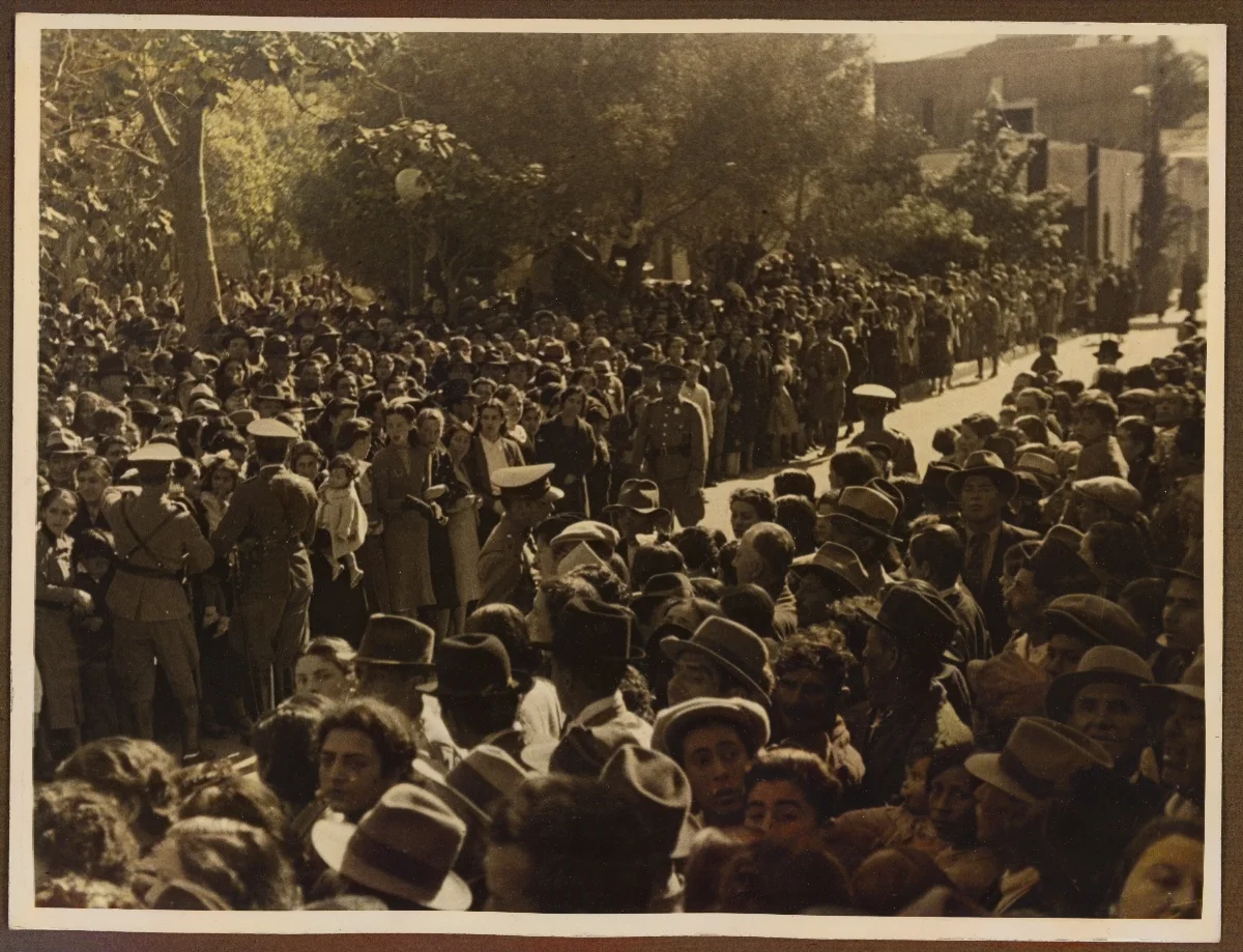 Acto oficial presidencial ante multitud en plaza pública — aprox. 1939 | Chile de Ayer